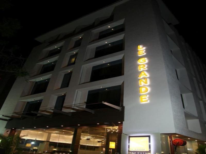 Hotel Le Grande Residency Ahmedabad Exterior foto