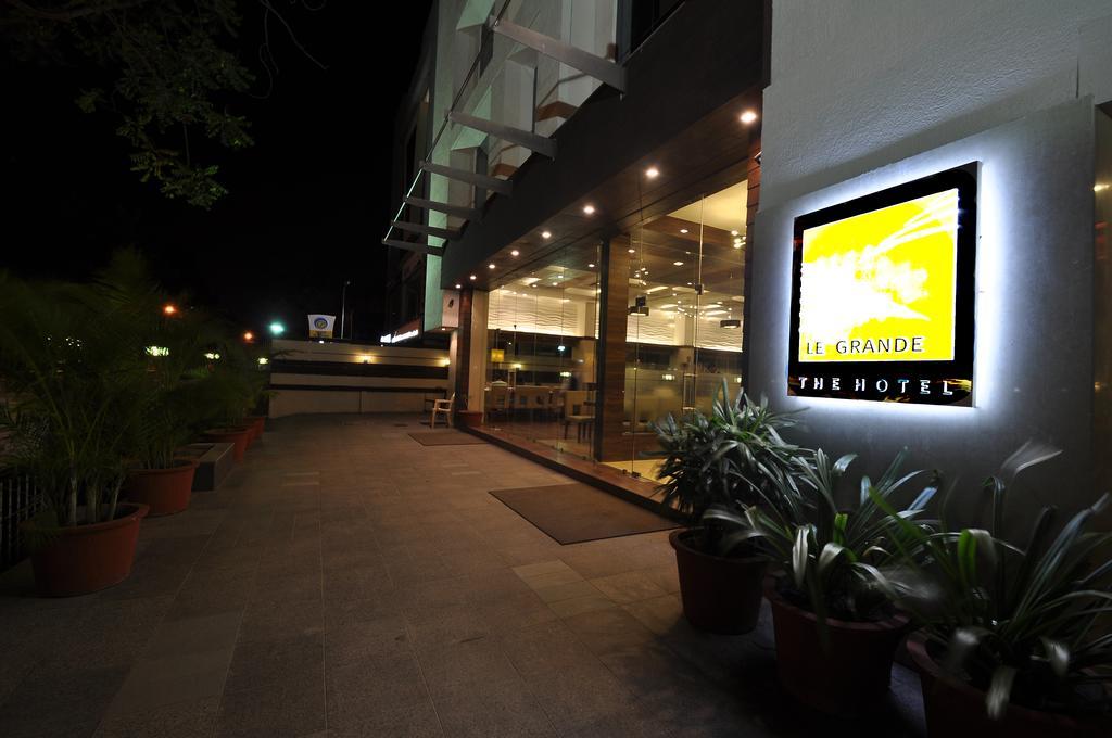 Hotel Le Grande Residency Ahmedabad Exterior foto