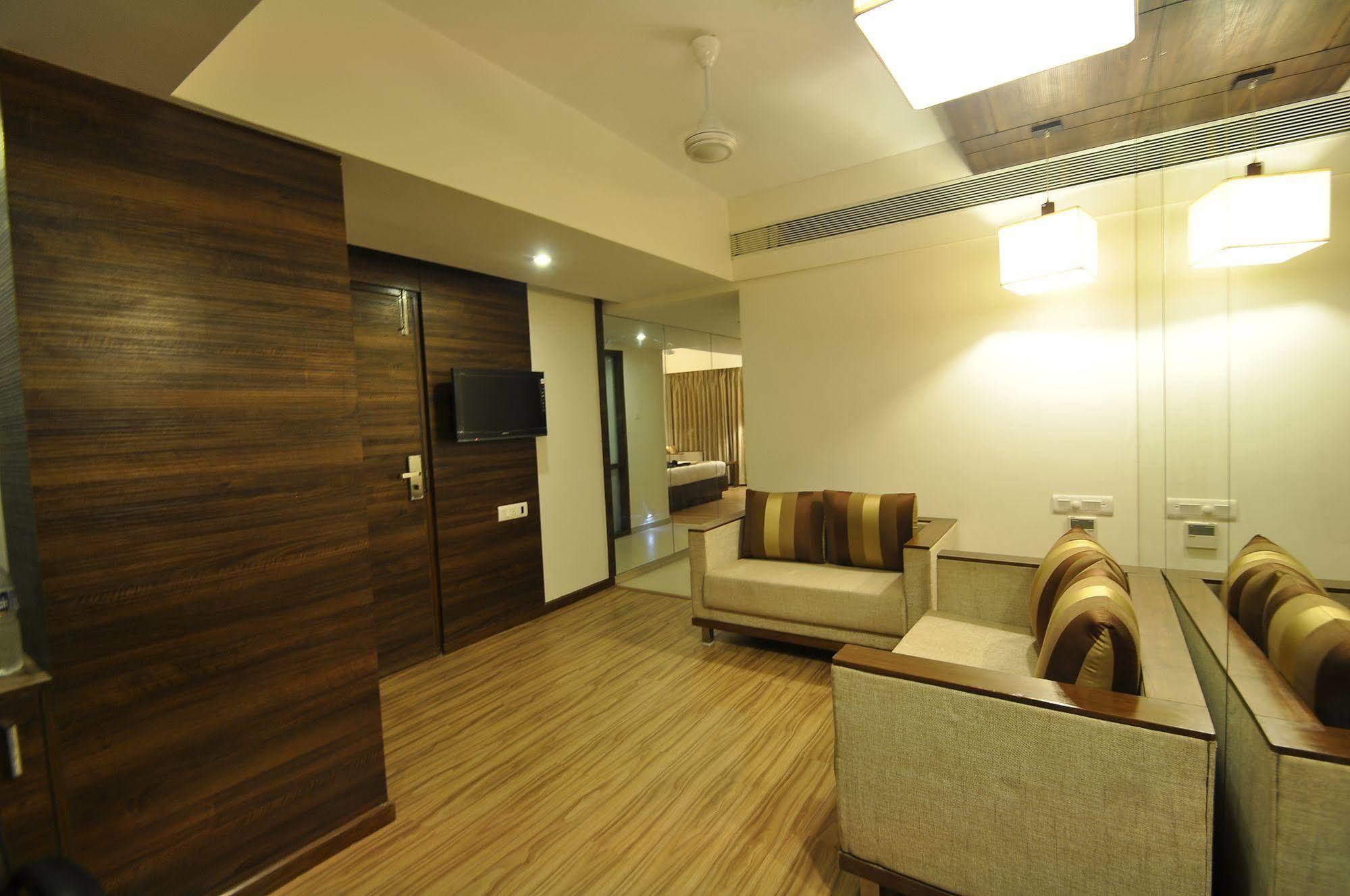 Hotel Le Grande Residency Ahmedabad Exterior foto