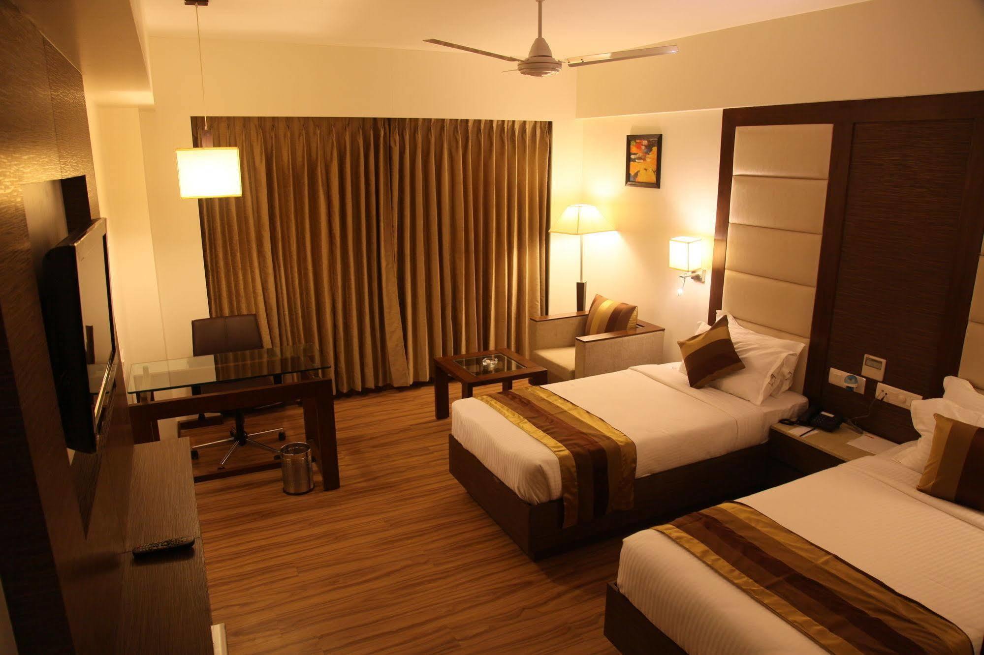 Hotel Le Grande Residency Ahmedabad Exterior foto